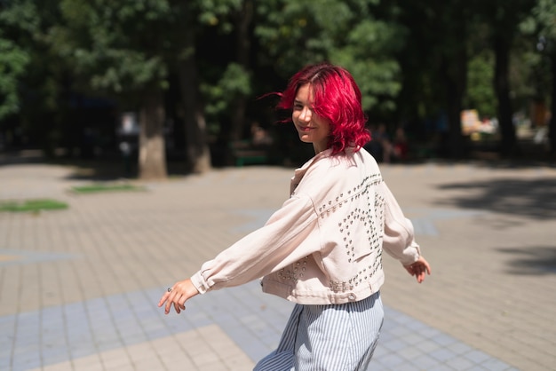 Plano medio de la mujer en el parque