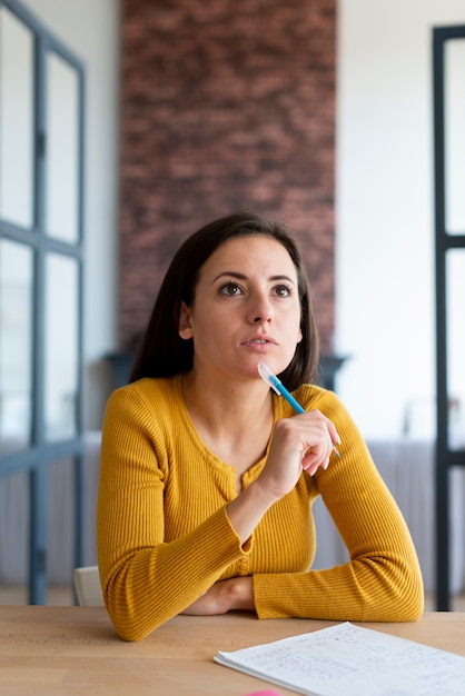 Plano medio de la mujer preguntándose