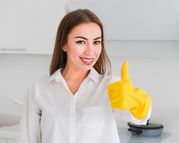 Plano medio de mujer y pulgares arriba con guantes