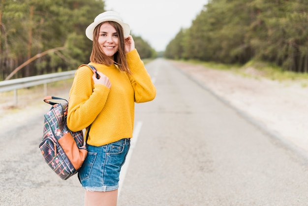 Plano medio de la mujer que viaja en el camino