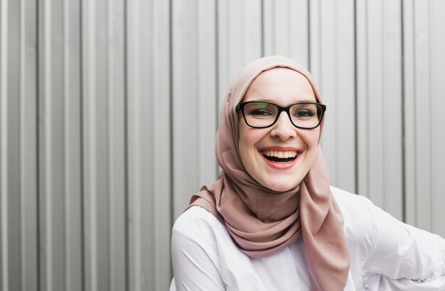 Plano medio de mujer sonriente