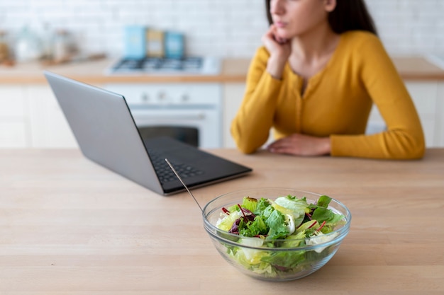 Foto gratuita plano medio de mujer usando laptop