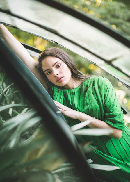 Foto gratuita plano medio de mujer con vestido verde