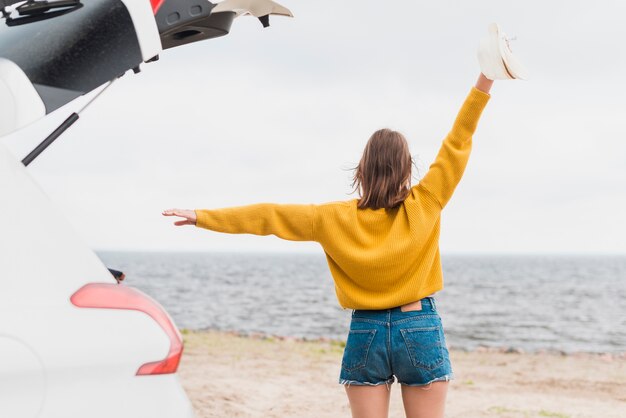 Plano medio de una mujer viajera divirtiéndose