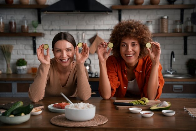 Plano medio mujeres aprendiendo a hacer sushi.