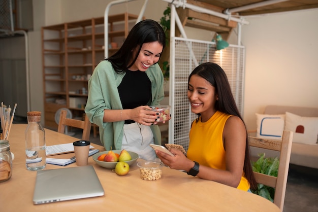 Plano medio mujeres árabes almorzando