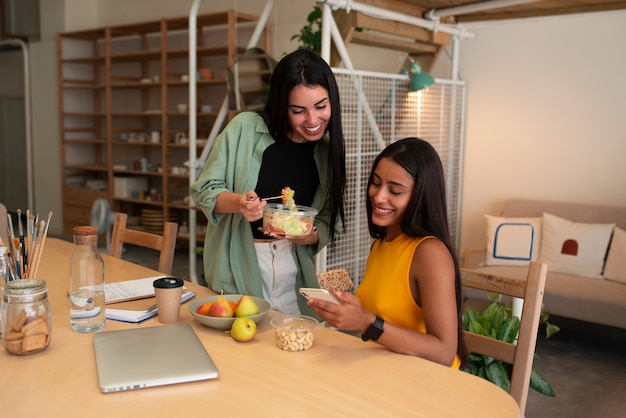 Foto gratuita plano medio mujeres árabes almorzando