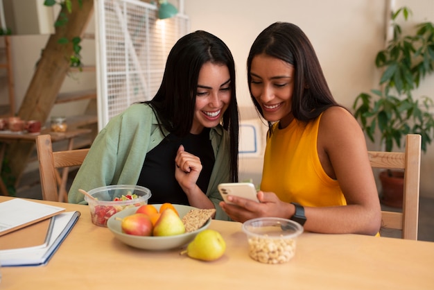 Foto gratuita plano medio mujeres árabes almorzando