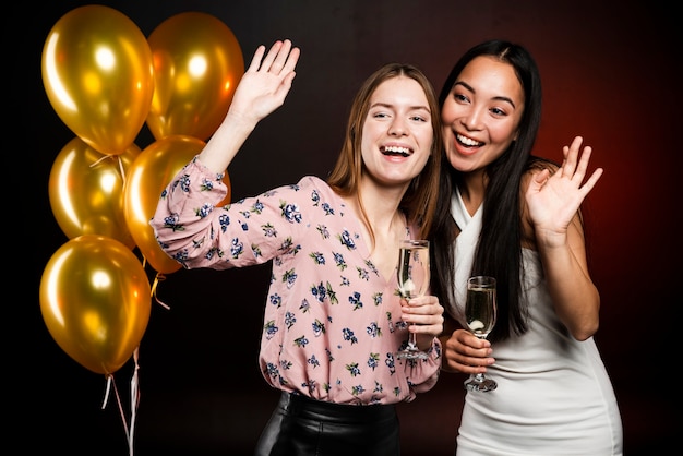 Foto gratuita plano medio de mujeres en fiesta posando con champaña