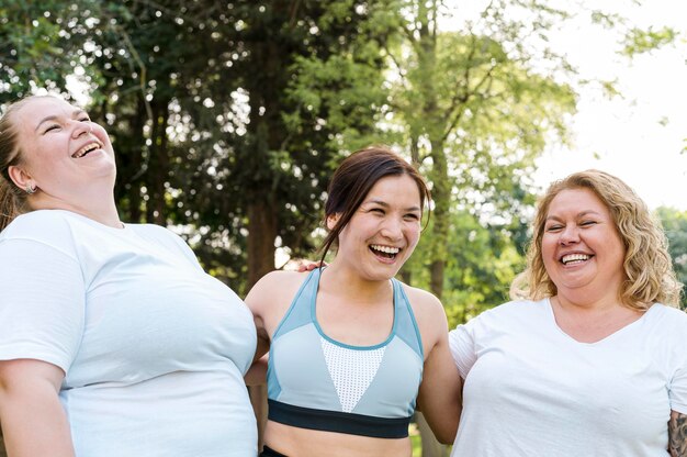 Plano medio de mujeres que usan ropa deportiva