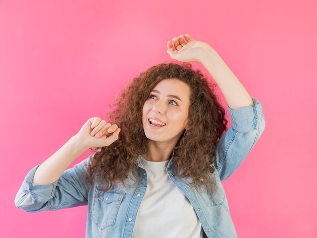 Foto gratuita plano medio de niña bailando