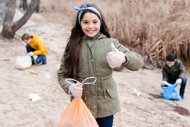 Plano medio de niña con bolsa de plástico