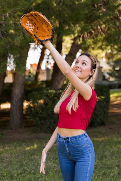 Plano medio de niña con guante de béisbol