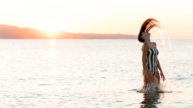 Foto gratuita plano medio de niña en la playa