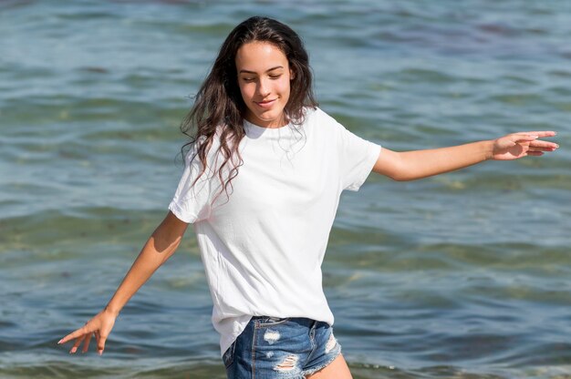 Plano medio de niña en la playa