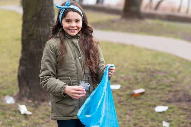 Plano medio de niña sonriente