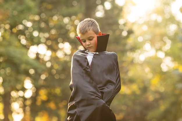 Plano medio de niño en concepto de traje de Drácula