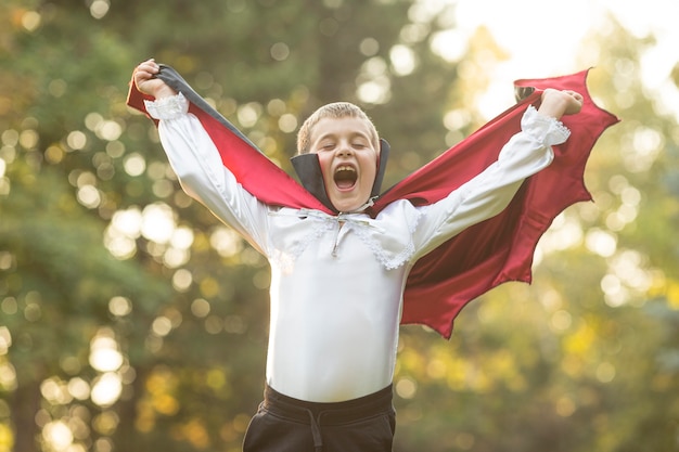 Foto gratuita plano medio de niño en concepto de traje de drácula