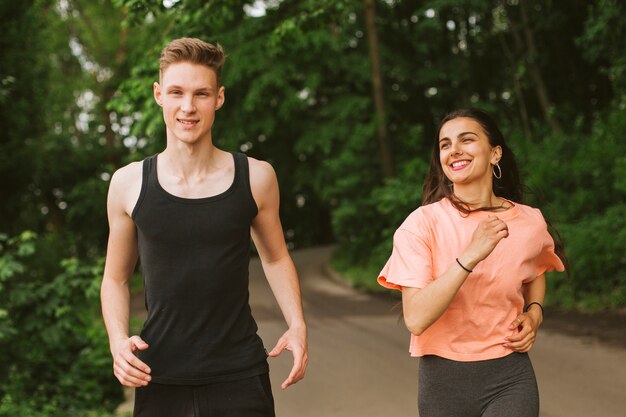 Plano medio niño y niña corriendo juntos