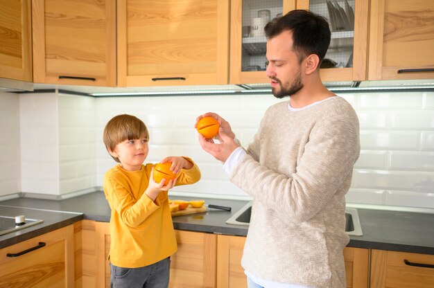 Plano medio de niño y padre en la cocina