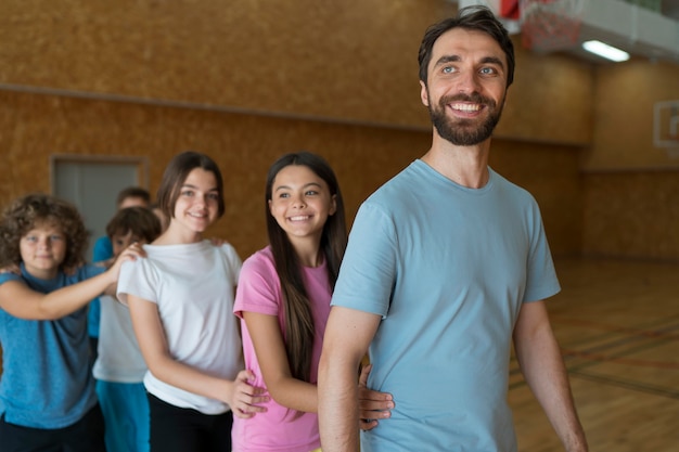 Foto gratuita plano medio de niños y profesores.