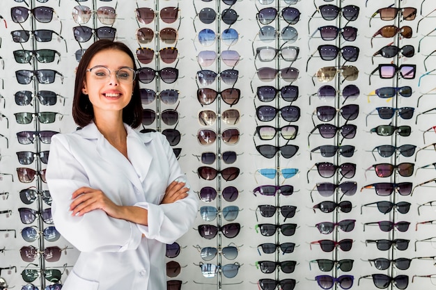 Plano medio de óptica con pantalla de gafas de sol