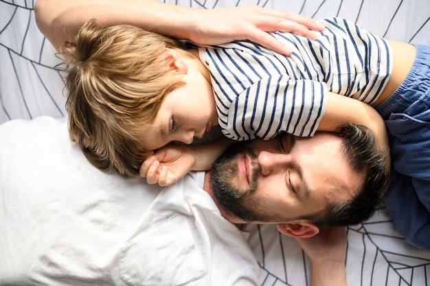 Plano medio padre e hijo durmiendo