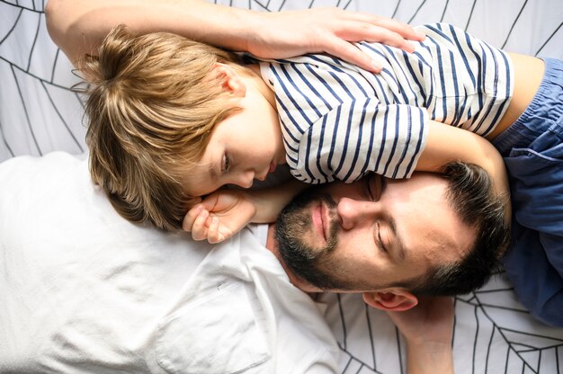 Plano medio padre e hijo durmiendo