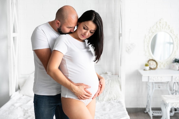 Foto gratuita plano medio padres felices amándose