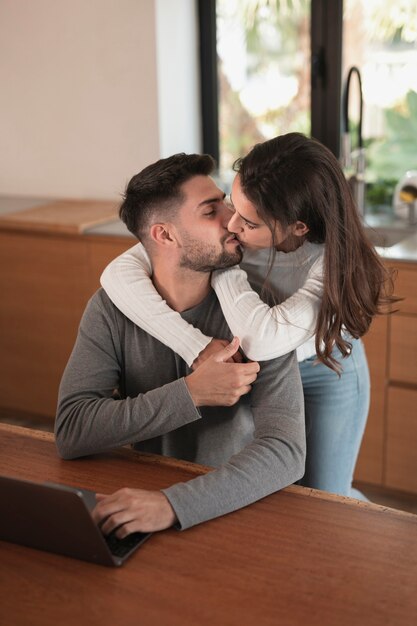 Plano medio pareja besándose