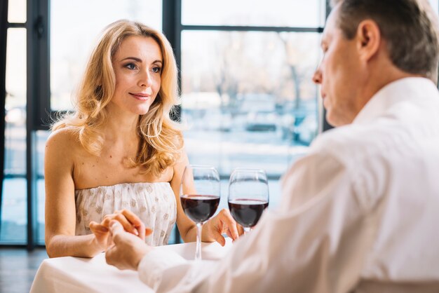 Plano medio de pareja durante una cena romántica