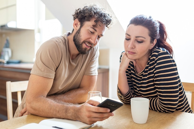 Foto gratuita plano medio de pareja en la cocina