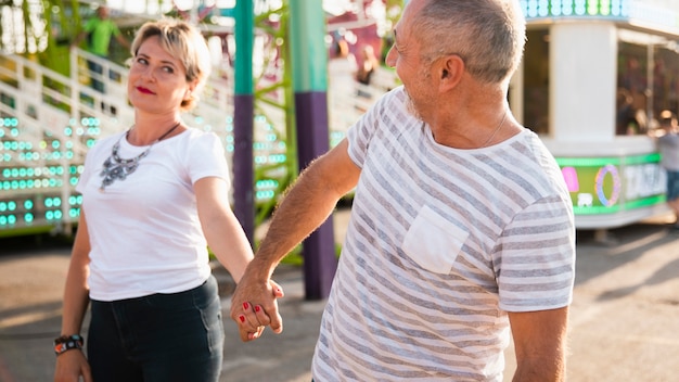 Plano medio pareja cogidos de la mano