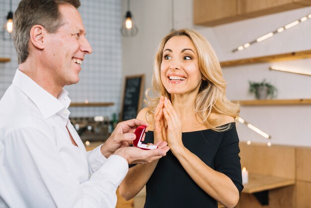 Plano medio de la pareja comprometiéndose