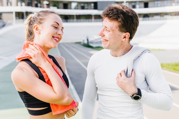 Foto gratuita plano medio de pareja deportiva.