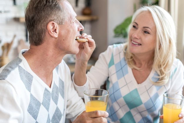 Plano medio pareja desayunando juntos