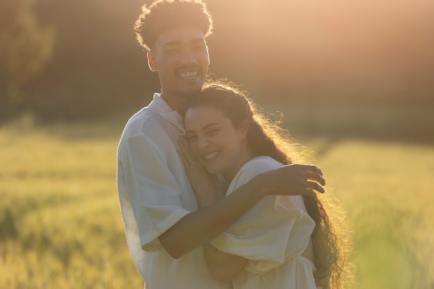 Plano medio pareja feliz abrazando