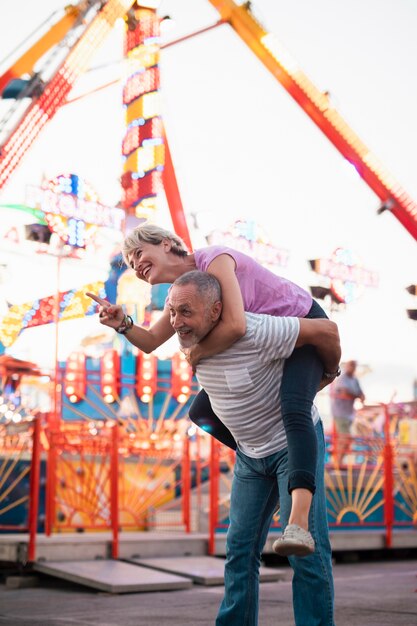 Plano medio pareja feliz al aire libre