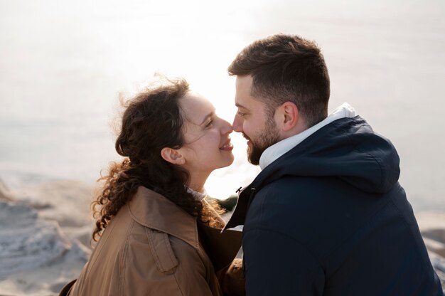 Plano medio pareja feliz al aire libre