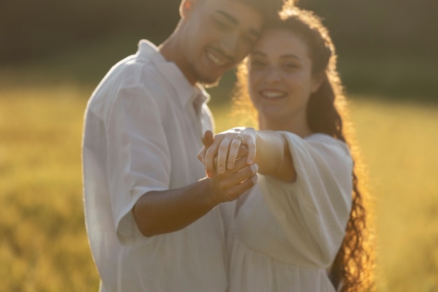 Plano medio pareja feliz al aire libre