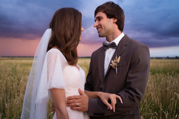 Plano medio pareja feliz al aire libre