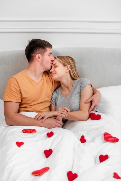 Foto gratuita plano medio pareja feliz en un ambiente romántico