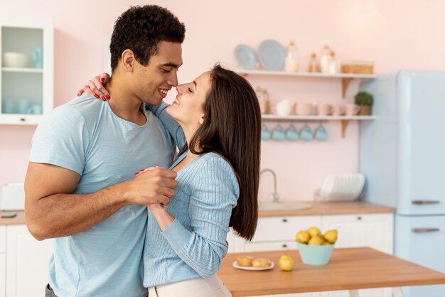 Plano medio pareja feliz en la cocina