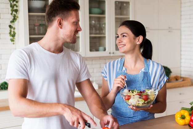 Plano medio pareja feliz en la cocina