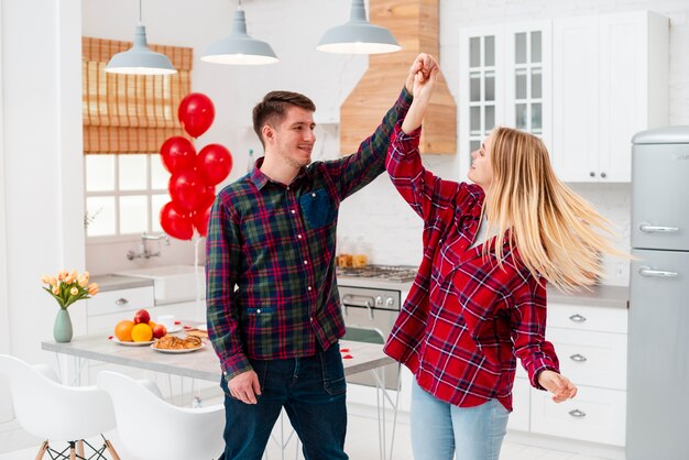 Plano medio pareja feliz divirtiéndose juntos