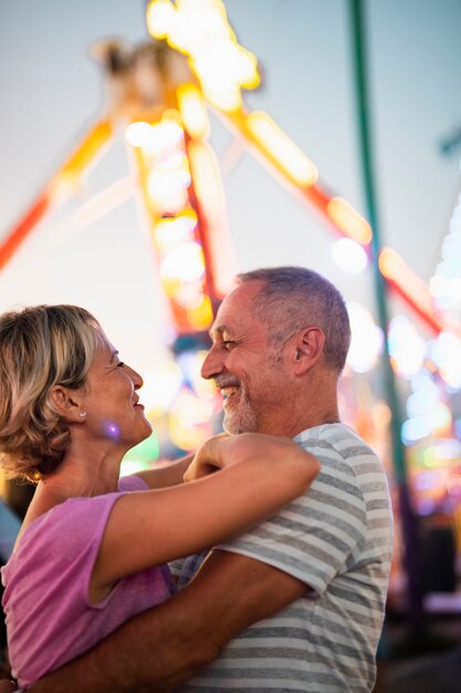 Plano medio pareja feliz mirándose