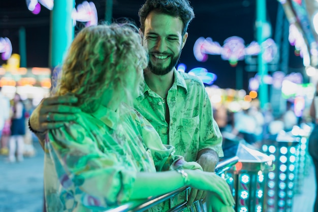 Plano medio pareja feliz mirándose