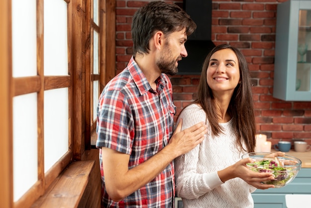 Foto gratuita plano medio pareja feliz mirándose