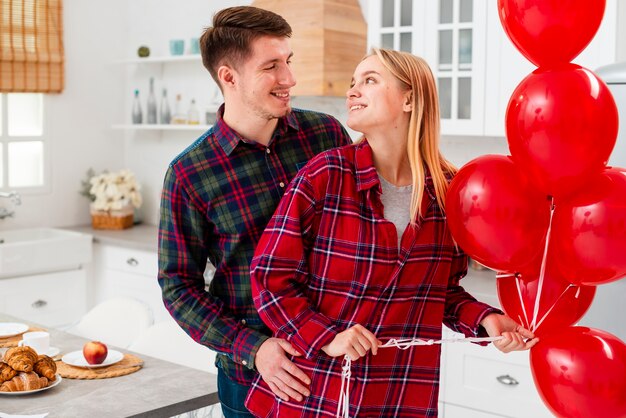 Plano medio pareja feliz mirándose