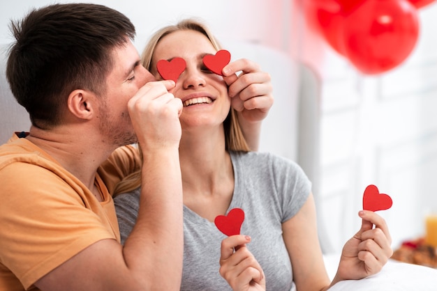 Foto gratuita plano medio pareja feliz pasar tiempo juntos